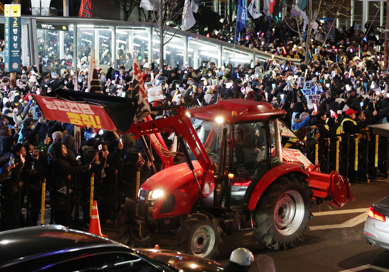 ▲ 윤석열 대통령 구속을 촉구하며 트랙터 상경 시위에 나선 전국농민회총연맹 전봉준투쟁단의 트랙터가 22일 오후 서울 용산구 한강진역을 지나 대통령 관저로 향하고 있다. ⓒ뉴시스