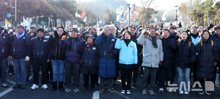 ▲ 전국농민회총연맹 전봉준 투쟁단의  '윤석열 대통령 체포 등을 촉구'하는 트랙터 대행진이 1박2일째 이어진 22일 오전 서울 서초구 남태령역 인근에서 전국농민회총연맹이 기자회견을 하고 있다. ⓒ뉴시스