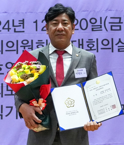 ▲ 이태모 논산시의회 의원이 최근 서울 국회의원회관에서 열린‘2024 대한민국 지방자치 평가 의정 정책대상을 받고 사진을 찍고 있다.ⓒ논산시의회