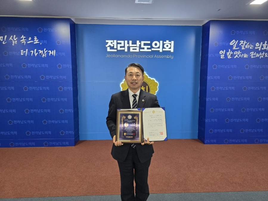 ▲ 이재태 전남도의원이2024 대한민국 지방자치평가연계 의정정책대상 시상식에서 ‘광역의회 대상’을 수상했다.ⓒ전남도의회 제공