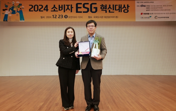 ▲ 23일 여의도 국회도서관 대강당에서 열린 ‘2024 소비자 ESG 혁신대상’ 시상식에서 김승태 대상㈜ 품질경영실장(우)이 시상자 김소희 국민의힘 의원(좌)과 기념사진을 촬영하고 있다.ⓒ대상