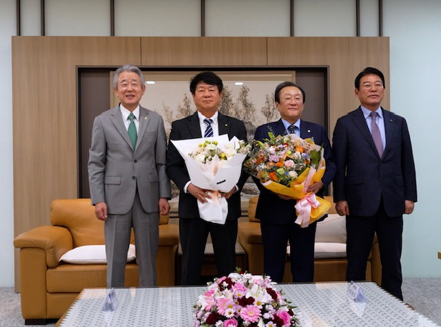 ▲ 지난 20일 서울 서대문구 농협중앙회본사에서 열린 '2024년 제3차 한국협동조합협의회 회장단 회의'에 참석한 관계자들이 기념 촬영을 하고 있다. (사진 왼쪽부터) 강호동 농협중앙회 회장, 김윤식 신협중앙회 회장, 김인 새마을금고중앙회 회장, 최창호 산림조합중앙회 회장.ⓒ새마을금고중앙회