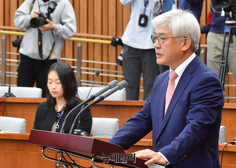 ▲ 마은혁 헌법재판관 후보자가 23일 오전 서울 여의도 국회에서 열린 헌법재판소 재판관 선출안 심사를 위한 인사청문회에서 인사말을 하고 있다. ⓒ서성진 기자