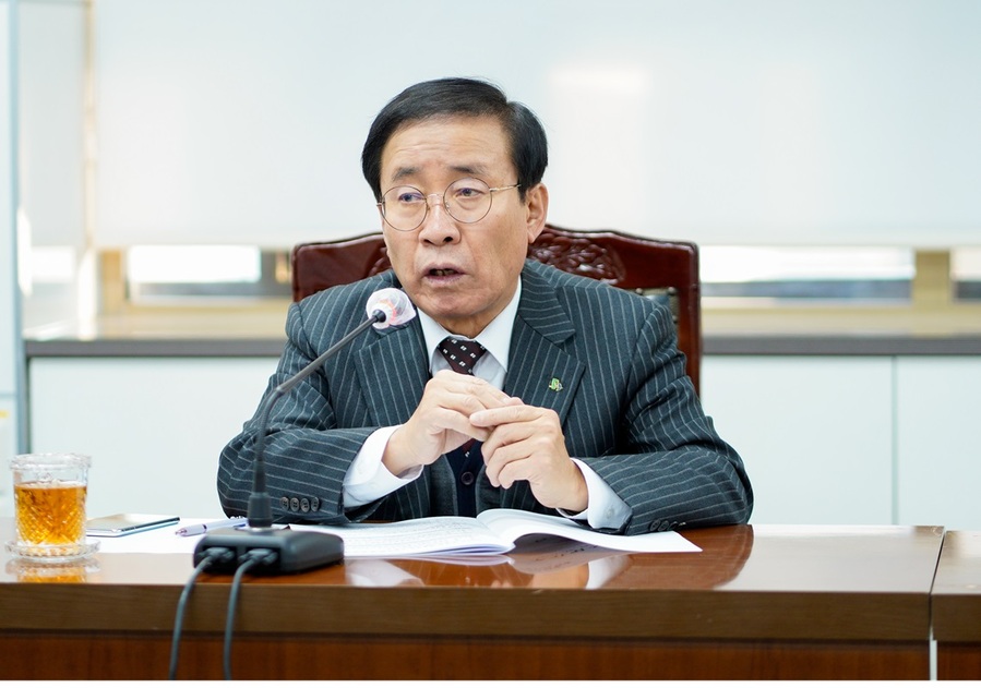 ▲ 김문근 단양군수가 23일 간부회의에서 민생 및 지역 경제의 안정과 겨울철 재난 위험 대응을 위한 민생안정특별대책을 지시하고 있다.ⓒ단양군