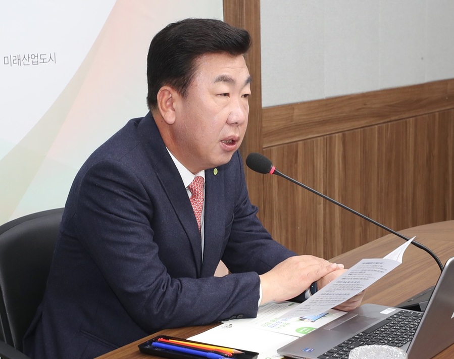 ▲ 이범석 청주시장이 23일 임시청사 소회의실에서 진행된 주간업무보고에서 소상공인·자영업자 위한 특별 대책 모색할 것을 주문했다.ⓒ청주시