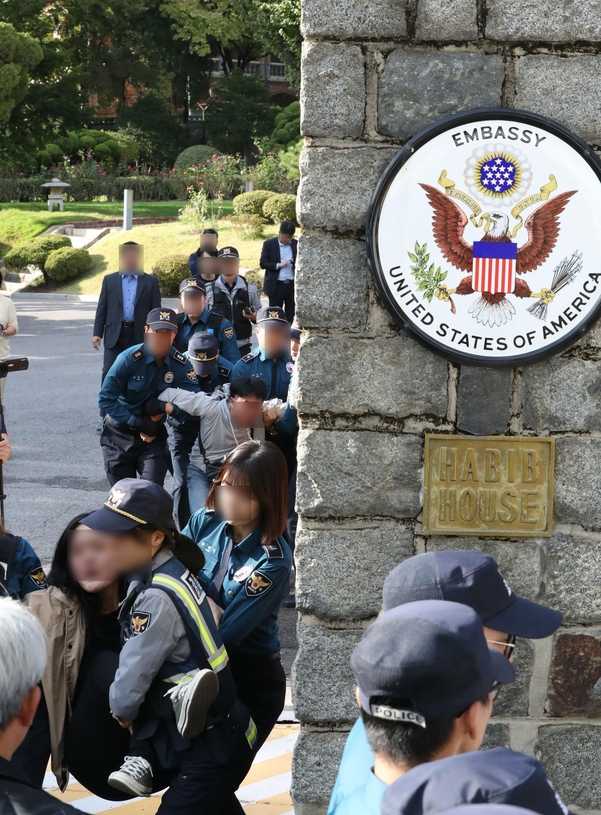 ▲ 미국대사관저를 침입한 대학생들을 경찰이 연행하고 있다. ⓒ 뉴시스