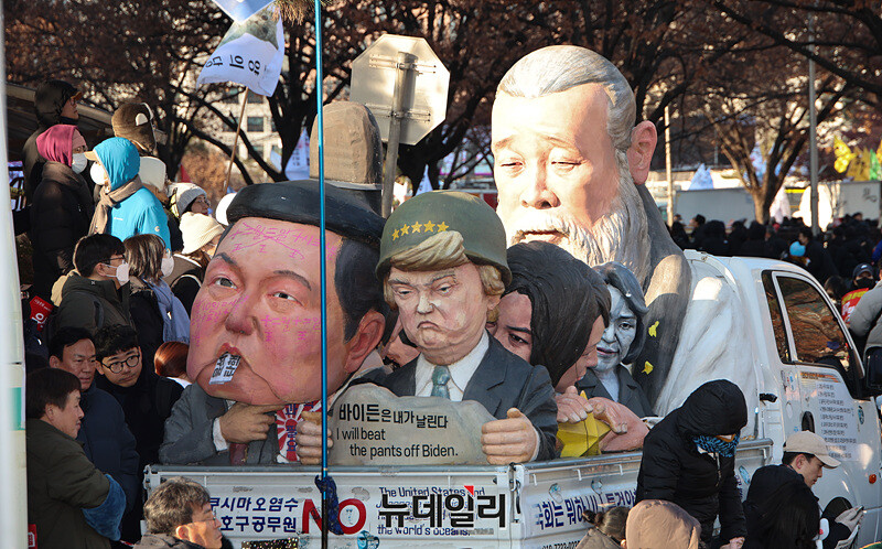 ▲ 여의도 국회 앞 탄핵 촉구 집회 모습. 윤석열 대통령과 트럼프 미국대통령 당선자를 조롱하는 조형물이 등장했다. ⓒ 서성진 기자