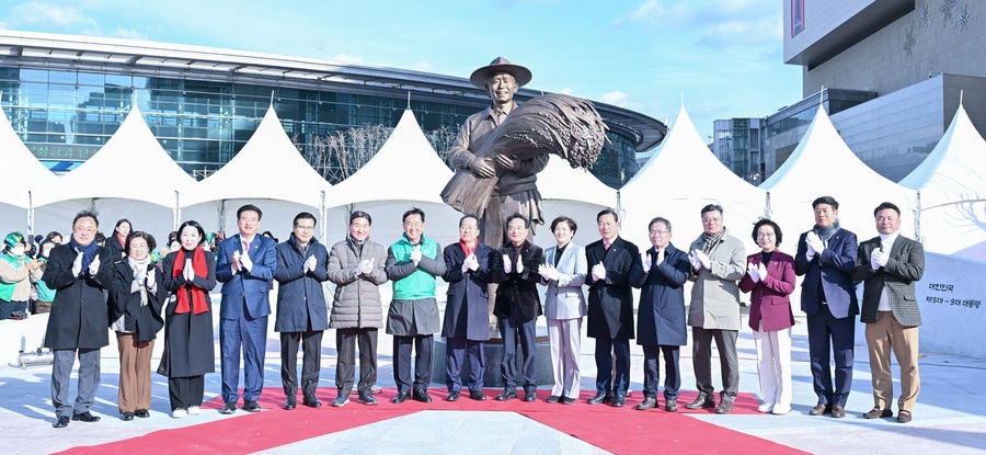 ▲ 대구광역시는 12월 23일 오후 2시 동대구역 박정희 광장에서 박정희 대통령 동상 제막식을 열었다.ⓒ대구시