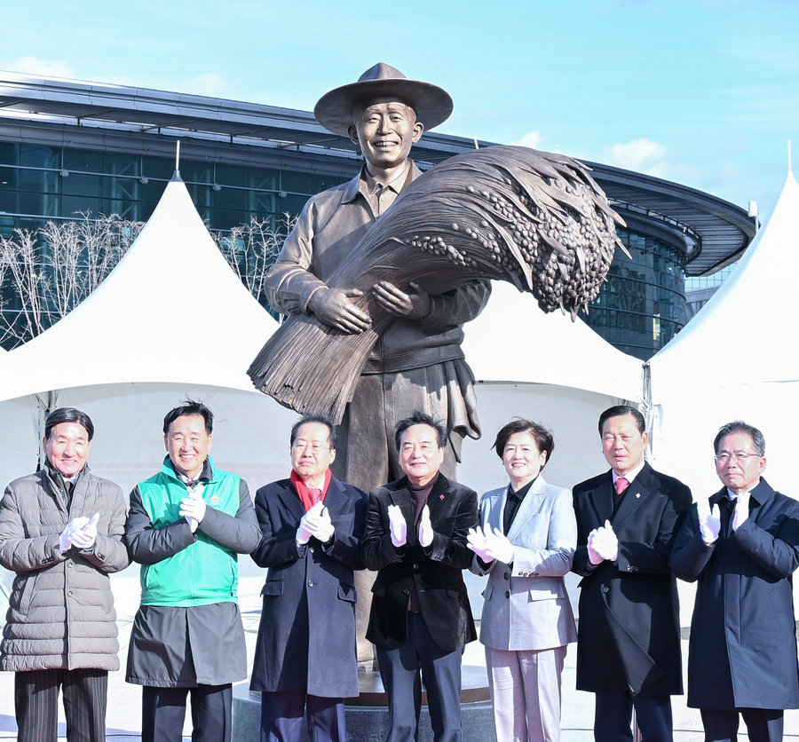 ▲ 제막식 행사는 홍준표 대구광역시장 등 주요 내빈 50여 명과 박정희 대통령 동상건립을 환영하는 민간단체 회원 등 2000여 명이 참석했다.ⓒ대구시