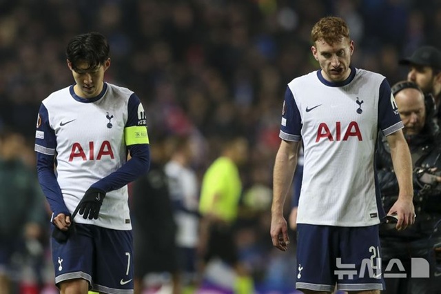 ▲ 토트넘 홋스퍼 FC의 손흥민(좌)과 데얀 쿨루셉스키가 스코틀랜드 글래스고의 이비룩스 스타디움에서 열린 2024-2025 유럽축구연맹(UEFA) 유로파리그(UEL) 리그 페이즈 6차전 레인저스 FC(스코티시 프리미어십)와 경기를 마친 후 아쉬워하고 있다. 241213 AP/뉴시스. ⓒ뉴시스