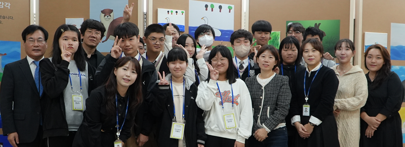 ▲ 정부세종청사 체육관 미술전시관(B1) 전시실에서 전남 특수교육학급 학생들이 기념사진 촬영을 하고 있다.ⓒ행복청