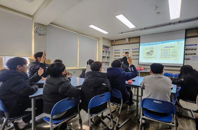 ▲ 페퍼저축은행이 지난 23일 경기도 가평군에 위치한 가평중학교에서 1사1교 금융교육을 진행했다.ⓒ페퍼저축은행