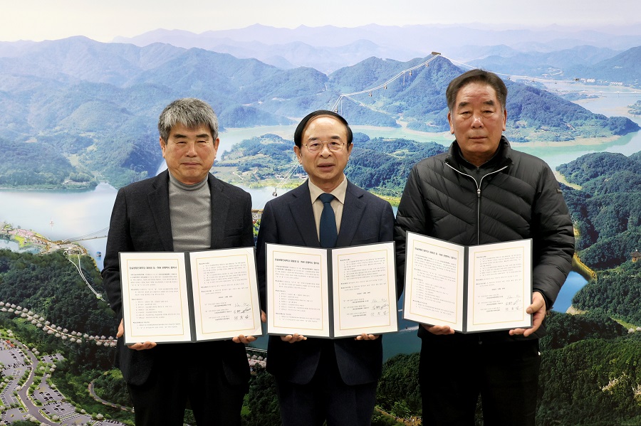 ▲ (재)임실군애향장학회(이사장 심 민)가 24일 2025년 봉황인재학당 입학생 등·하원 택시 운행을 위한 업무 협약식을 가졌다.ⓒ임실군