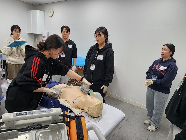 ▲ 포항대학교에서 운영 중인 대학일자리플러스센터는 지난 20일 금요일 간호학과 재학생을 대상으로 직무역량 강화를 위한 한국형 전문소생술 자격 과정 프로그램을 운영했다.ⓒ포항대