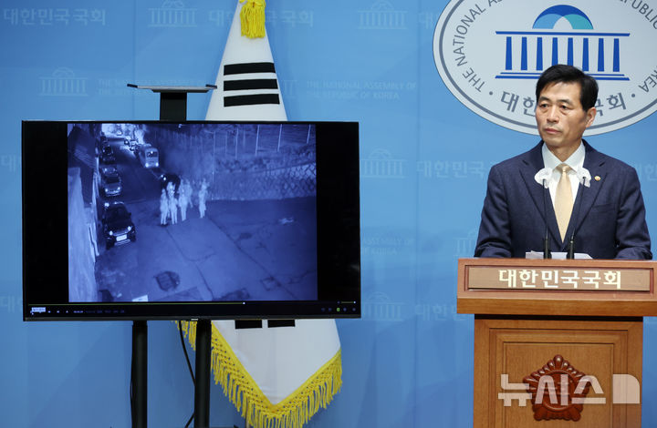▲ 김민기 국회 사무총장이 24일 서울 여의도 국회 소통관에서 지난 4일 새벽 무장군인의 국회의장 공관 출동 의혹 관련 CCTV 영상 공개 및 국방부 해명 촉구 기자회견을 하고 있다. ⓒ뉴시스