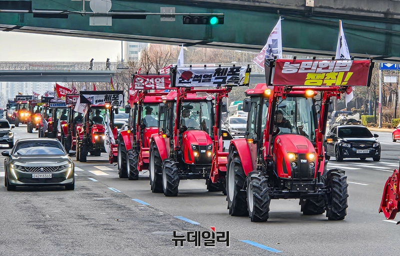 트랙터 끈 농민단체라지만 … 반정부 시위 단골, 국보법 위반·간첩단 사건 연루자가 '리더'