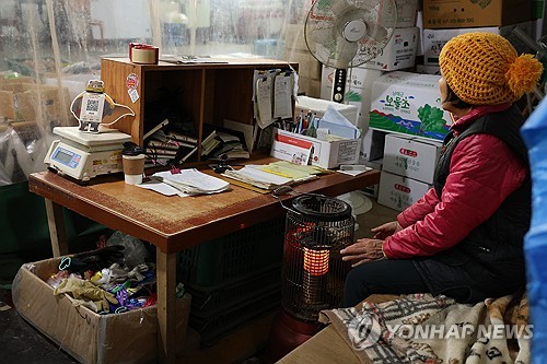 ▲ 10일 오후 충남 공주시 공주산성시장에서 한 시장 상인이 손님을 기다리고 있다. ⓒ연합뉴스