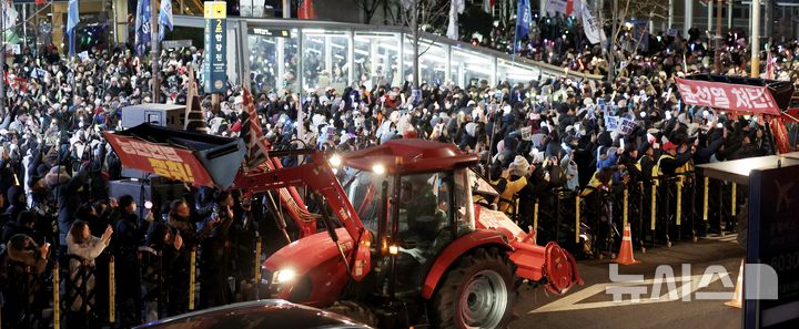 ▲ 도로 통행이 원천적으로 불법인 트랙터가 버젓이 도심을 지나고 있다. 이를 허용하라고 경찰을 압박한 민주당 의원들이나, 무기력하게 물러선 경찰 모두 민주주의가 뭔지 모르는 저급한 사람들이다. ⓒ 뉴시스