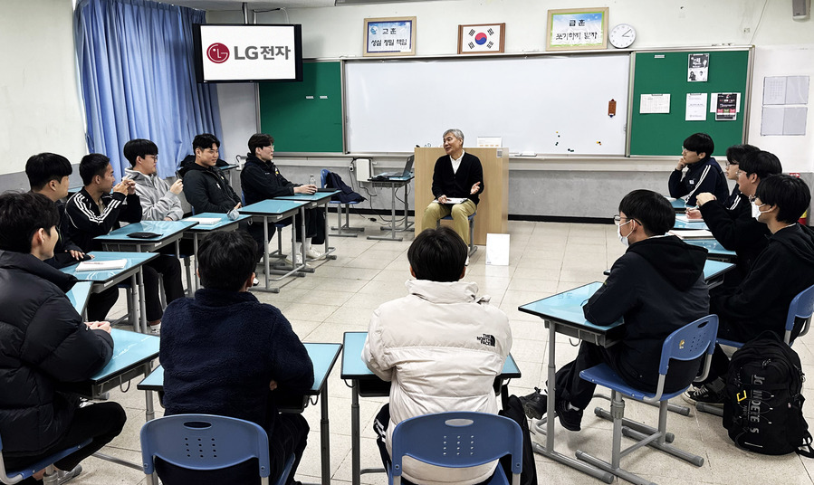 ▲ LG전자는 최근 '2024 LG전자 임직원이 찾아가는 진로 멘토링' 봉사활동을 성황리에 마무리했다. 사진은 지난 11월 LG전자 임직원들이 경남 창원의 창원기계공업고등학교 학생들과 진로 멘토링을 진행 중인 모습. ⓒLG전자