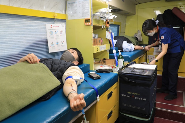 ▲ 한국토지주택공사(LH) 경기남부지역본부 한 직원이 헌혈에 참여하고 있다. ⓒ한국토지주택공사 경기남부지역본부 제공