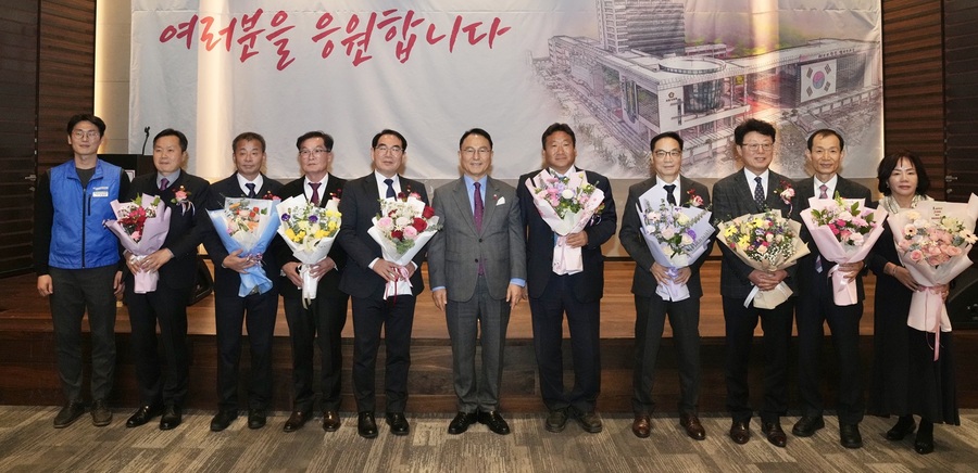 ▲ 박상돈 천안시장이 26일 소노벨천안에서 열린‘2024년 하반기 퇴임식’에서 퇴직자들과 기념촬영을 하고 있다.ⓒ천안시