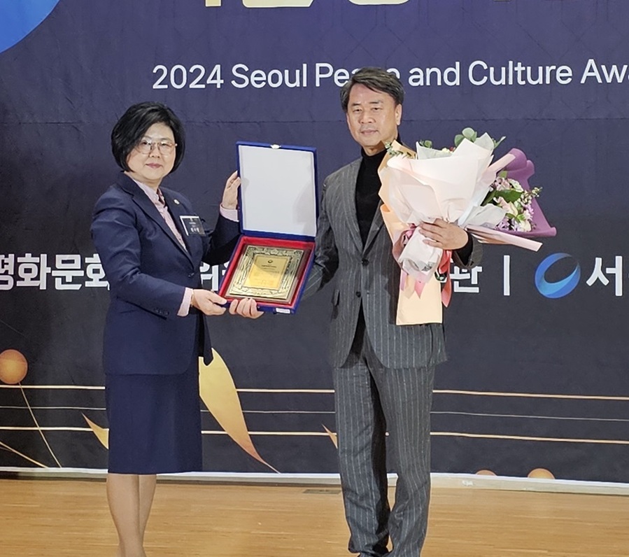 ▲ 이상근 충남도의원이 지난 26일 2024 서울평화문화대상 시상식에서 도시환경광역의정 대상을 받았다.ⓒ충남도의회