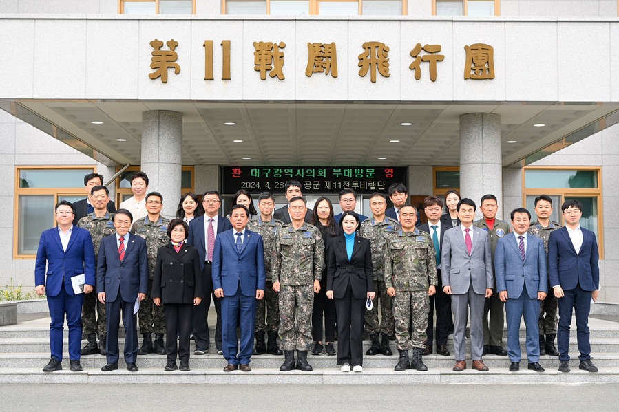 ▲ 지난 4월 통합신공항건설특위의 대구공군기지 K2 11전투배행단 현장방문 모습.ⓒ대구시의회