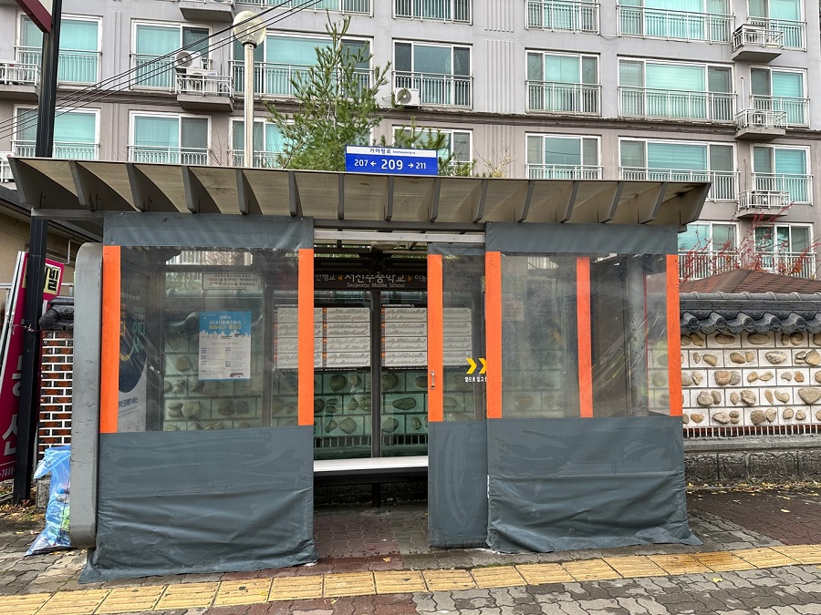 ▲ 전주시는 현재 효자동 서부신시가지 비보이광장과 송천동 농수산물도매시장 공영주차장에서 운영중인 이동노동자 쉼터를 보완하는 차원에서 이동노동자가 요청한 38개 주요 거점 승강장을 야간시간대(23시~익일 04시) 이동노동자 간이 쉼터로 활용할 계획이다.ⓒ전주시