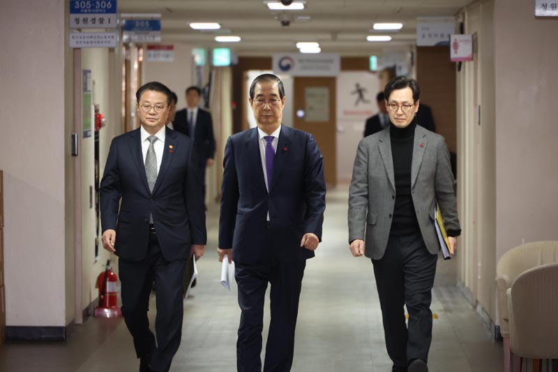 ▲ 한덕수 대통령 권한대행 국무총리가 지난 26일 서울 정부서울청사 합동브리핑실에서 대국민담화를 위해 입장하고 있다. ⓒ대통령실통신사진기자단