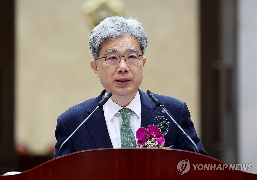 ▲ 김상환 대법관이 27일 서울 서초구 대법원에서 열린 퇴임식에서 울먹이며 소감을 밝히고 있다. ⓒ연합뉴스