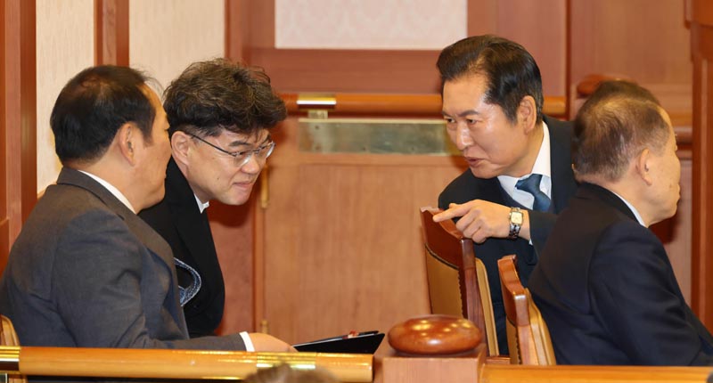 ▲ 국회 탄핵소추단장인 정청래 국회 법제사법위원장과 법률대리인단이 27일 서울 종로구 헌법재판소 소심판정에서 열린 윤석열 대통령 탄핵 심판 첫 변론준비기일에 참석해 대화하고 있다. ⓒ뉴시스