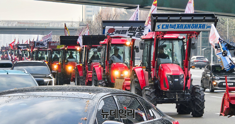 ▲ 서울경찰청이 전국농민회총연맹의 트랙터 행진을 불허한 가운데 전봉준 투쟁단이 21일 오전 경기 안양시 흥안대로를 지나 서울로 향하고 있다. ⓒ경기 안양=서성진 기자