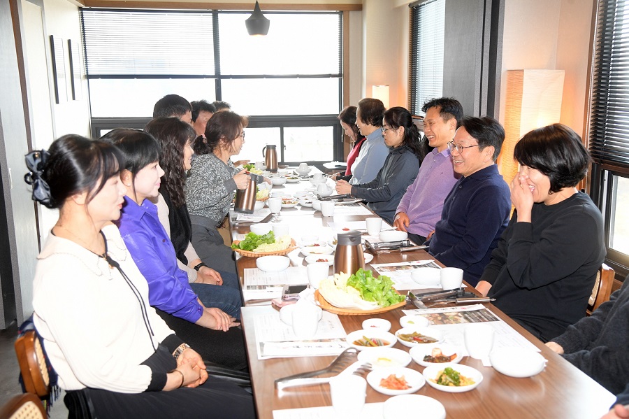 ▲ 강기정 광주광역시장이 27일 시청 주변 한 식당에서 격무부서 직원들과 점심식사를 하며 소통하고 있다. 이날 광주시는 민생경제 회복을 위해 구내식당을 휴무, '인근식당 이용하는 날'을 운영했으며 강기정 시장 등 간부공무원들은 격무부서 격려 오찬으로 동참했다.ⓒ광주광역시