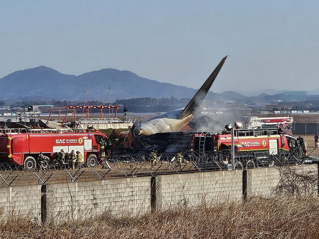 ▲ 29일 오전 전남 무안 공항에서 동체착륙을 시도하다 충돌한 제주항공 여객기ⓒ연합뉴스