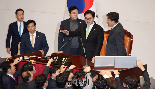 ▲ 한덕수 대통령 권한대행 탄핵소추안 표결이 진행중인 27일 오후 서울 여의도 국회에서 열린 본회의에서 권성동 국민의힘 당대표 권한대행 겸 원내대표가 탄핵 의결 정족수 과반 결정에 항의하고 있다. ⓒ서성진 기자