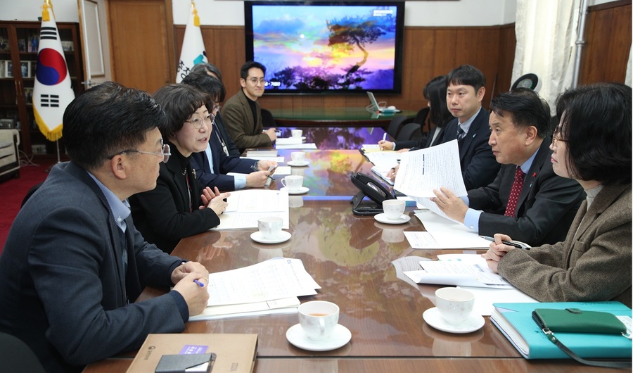 ▲ 김영환 충북도지사가 국립보건연구원들과 면담하고 있다.ⓒ충북도