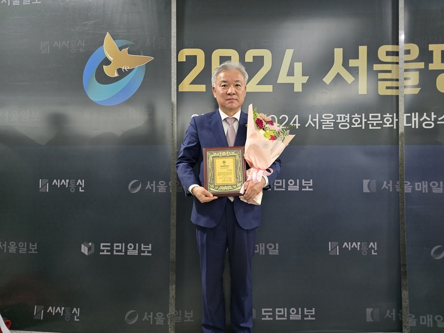 ▲ 경상북도의회 행정보건복지위원회 권광택 위원장(안동)은 12월 26일 국회의사당 국회의원회관 대회의실에서 개최된 ‘2024 서울평화문화대상’에서 보건복지 광역의정대상을 받았다.ⓒ경북도의회