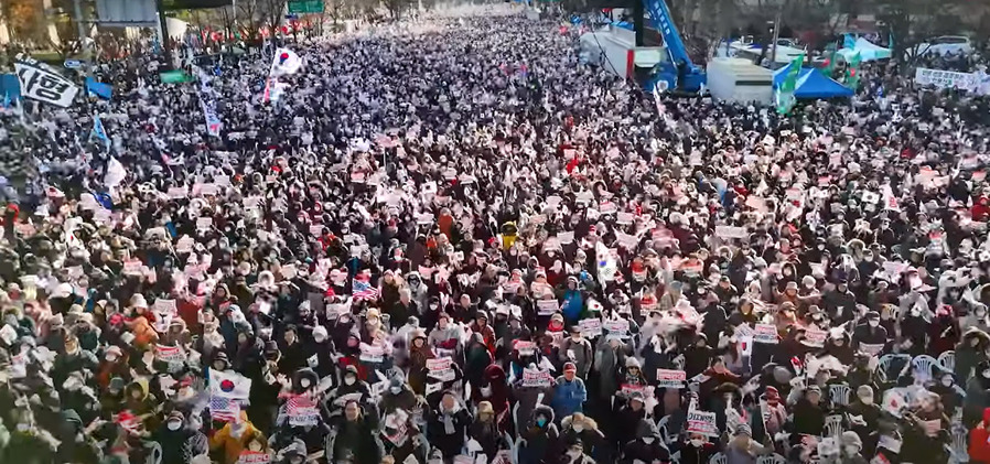 ▲ 12월 29일 광화문에 모인 자유우파시민들 모습. ⓒ 유튜브=자유마을