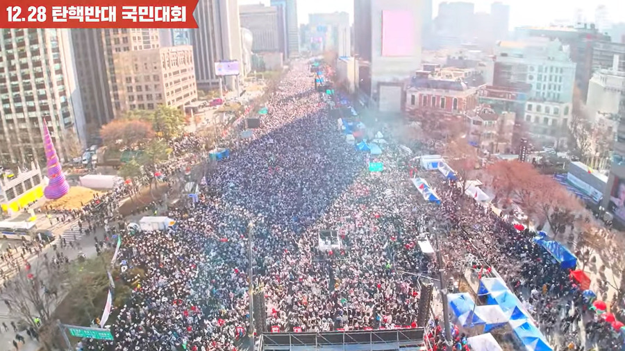 ▲ 엄청난 인파와 열기다. ⓒ 유튜브 = 자유마을