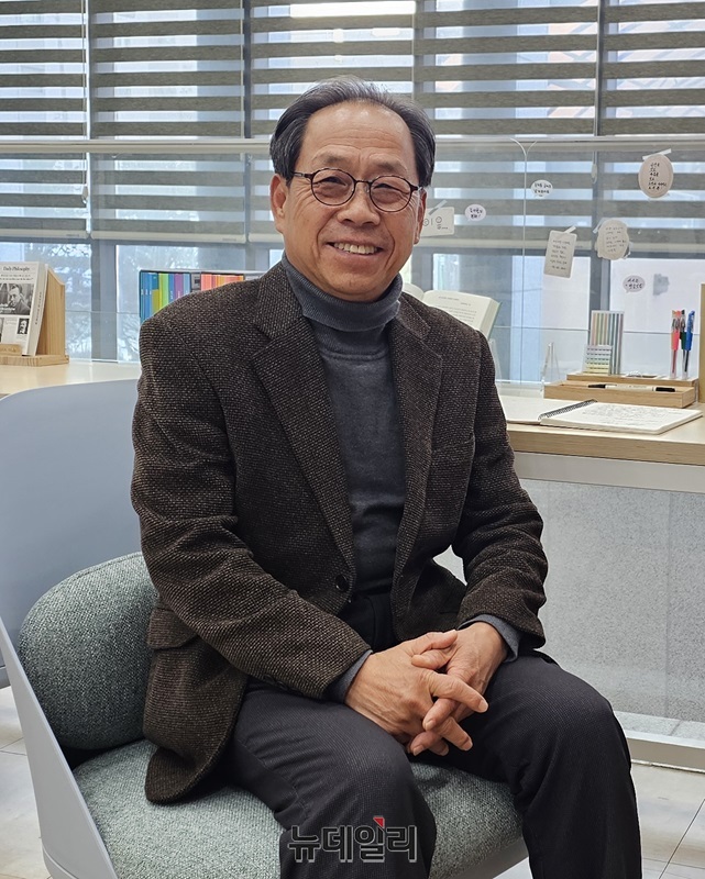 ▲ 김진덕 충북라이즈센터장이 27일 충북연구원에서 뉴데일리와 인터뷰를 하고 있다.ⓒ김정원 기자