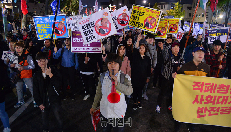 ▲ 좌파 세력의 속셈이 그대로 들어난 피켓을 든 시위대. ⓒ 뉴데일리