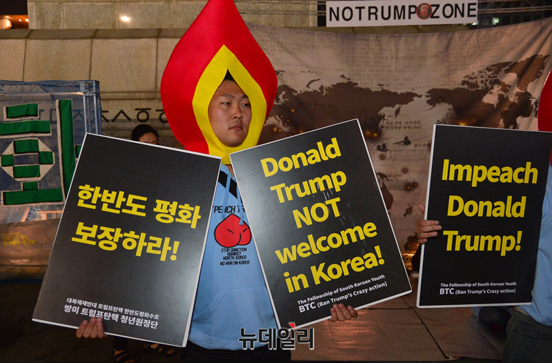 ▲ 좌파 세력의 속셈이 그대로 들어난 피켓을 든 시위대. ⓒ 뉴데일리