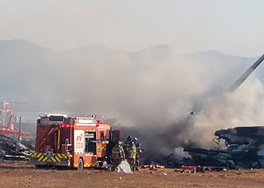 ▲ 29일 오전 9시 7분께 전남 무안군 망운면 무안국제공항 활주로에서 방콕발 무안행 제주항공 여객기가 착륙 과정에 불시착, 항공·소방 당국이 불을 끄고 있다. 2024.12.29. ⓒ뉴시스