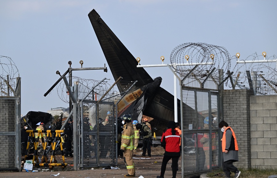 ▲ 29일 오전 전남 무안국제공항에서 착륙 중이던 방콕발 무안행 제주항공 여객기가 활주로를 이탈해 구조물 등을 충돌했다. 사고 충격으로 파손된 기체 인근에서 소방 당국이 사고 수습을 하고 있다. 2024.12.29. ⓒ뉴시스