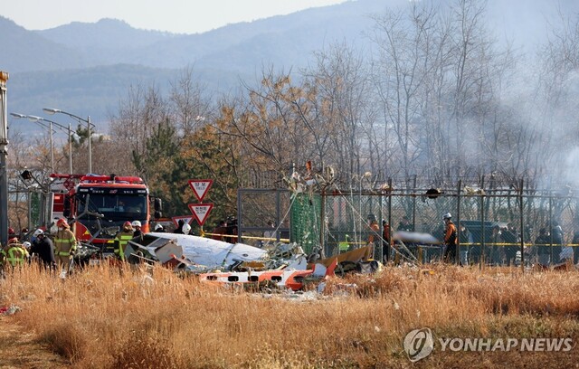 ▲ 29일 오전 전남 무안국제공항 여객기 추락 사고 현장에서 소방 당국이 인명 구조를 하고 있다.ⓒ연합뉴스