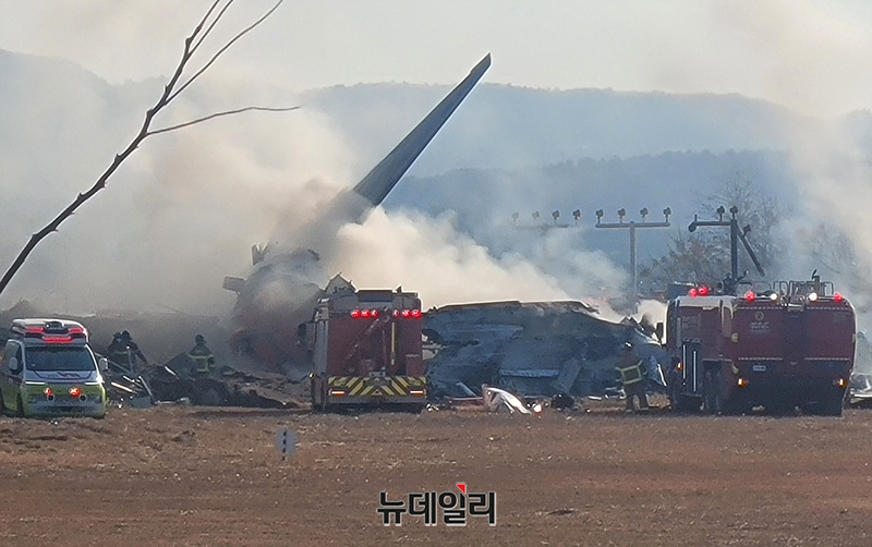 ▲ 무안공항 항공기 추락, 화재진압 현장 ⓒ정상윤 기자