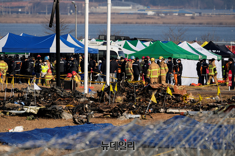▲ 전남 무안국제공항에 착륙 중이던 제주항공 여객기가 항행 안전시설에 부딪히면서 탑승자 대부분이 사망하는 참사가 발생한 가운데 29일 오후 사고현장에서 소방 당국이 수습작업을 하고 있다. ⓒ서성진 기자