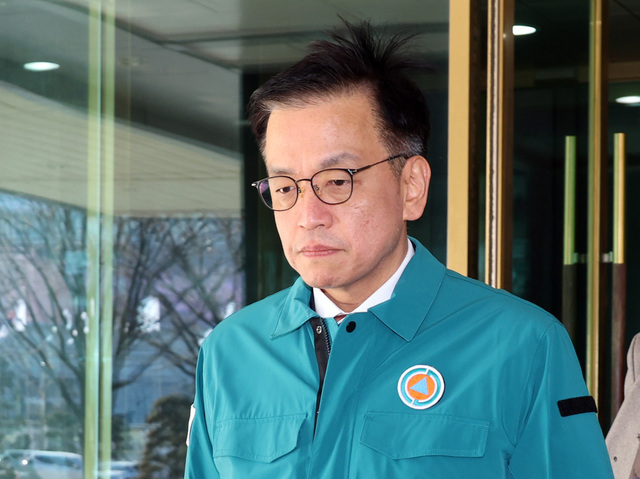 ▲ 최상목 대통령 권한대행 부총리 겸 기획재정부 장관이 29일 전남 무안국제공항 여객기 추락사고 관련 대응을 위해 서울 종로구 정부서울청사를 나서고 있다. (대통령실통신사진기자단) 2024.12.29. ⓒ뉴시스