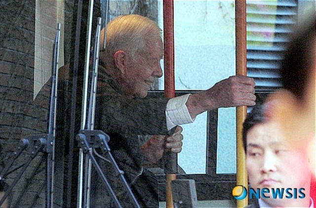 ▲ 한국을 방문한 지미 카터 전 미국 대통령이 현인택 당시 통일부 장관을 만나기 위해 서울 용산구 그랜트 하얏트호텔에서 버스에 오르는 모습. 110428 ⓒ뉴시스