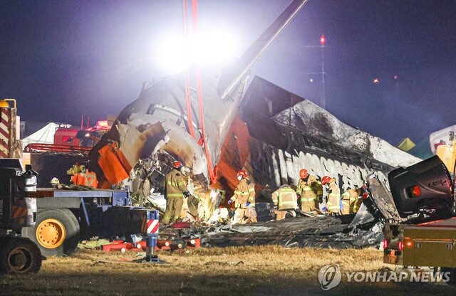 ▲ 29일 오후 전남 무안군 무안국제공항에서 발생한 제주항공 여객기 충돌 폭발 사고 현장에서 파손된 기체 후미 수색 등 작업이 이어지고 있다. 
 ⓒ연합뉴스